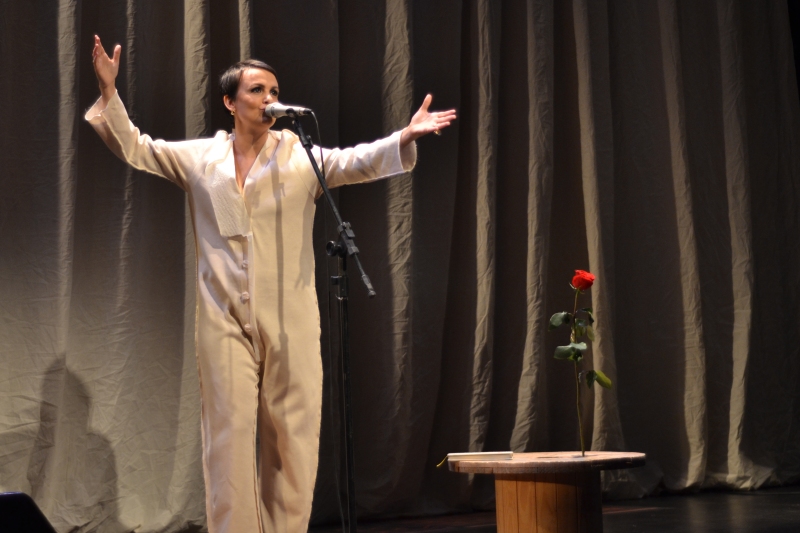 Juliana Amaral no palco do Teatro Anchieta. 18.8.2013